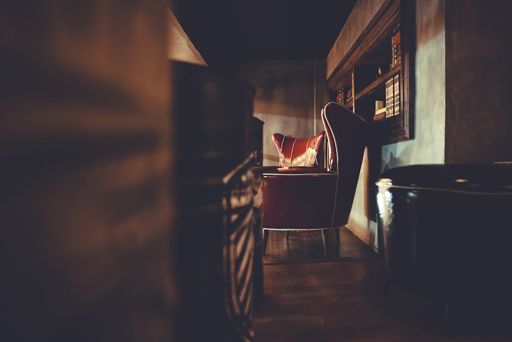 chaise de canapé rouge près de la fenêtre pendant la journée