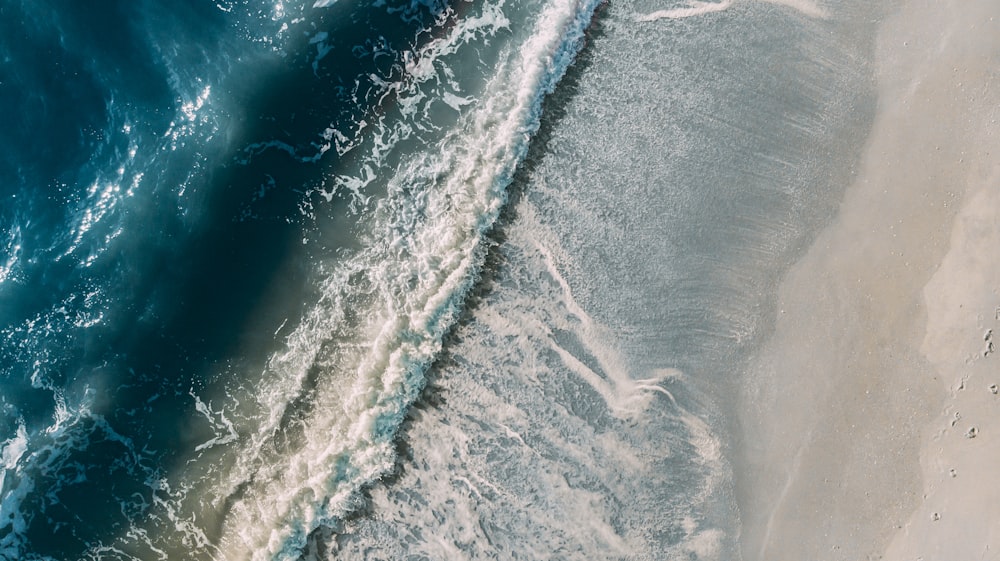 Photographie aérienne de la vague de la mer