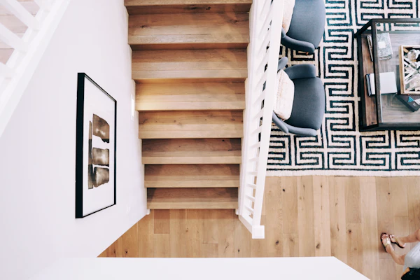 Escaleras revestidas de madera.