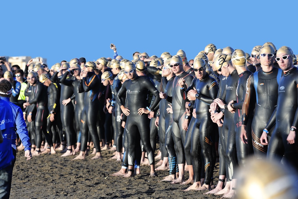 personnes en maillot de bain à la plage