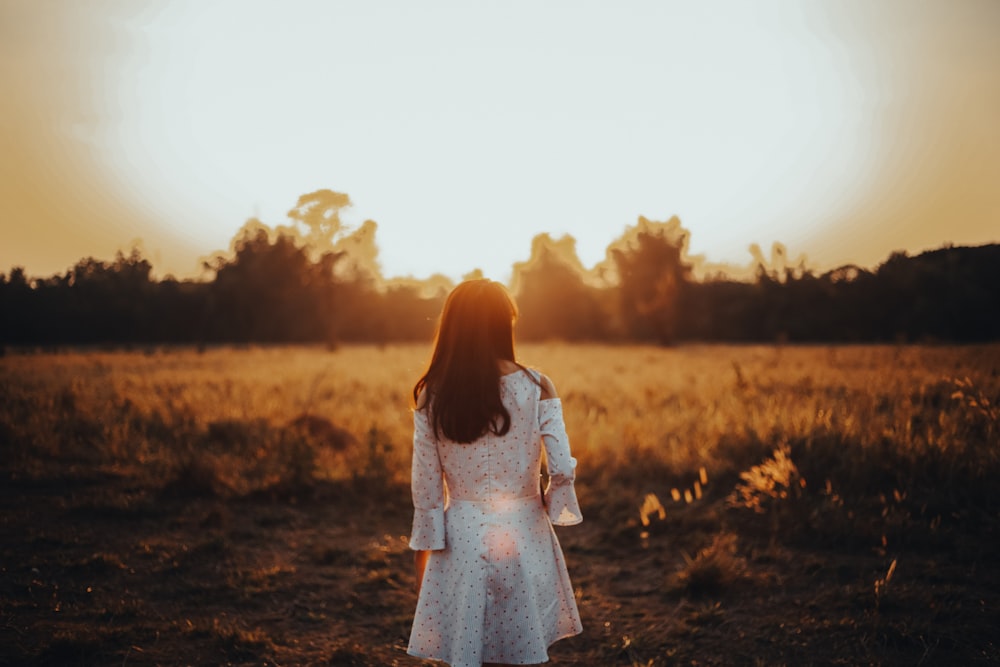 Frau im weißen Kleid