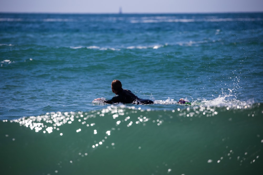 personne surfant pendant la journée