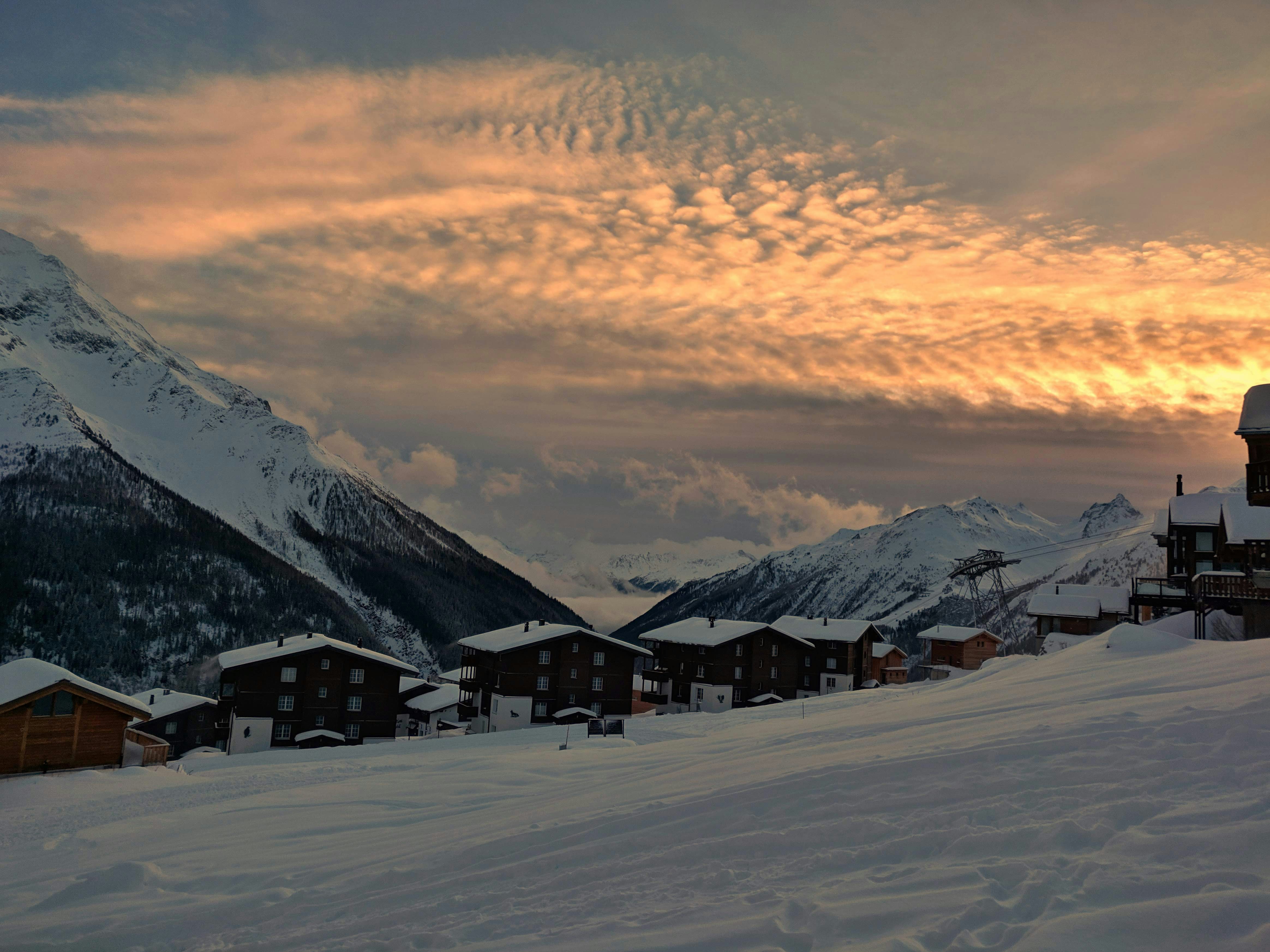 casa coperta di neve al tramonto