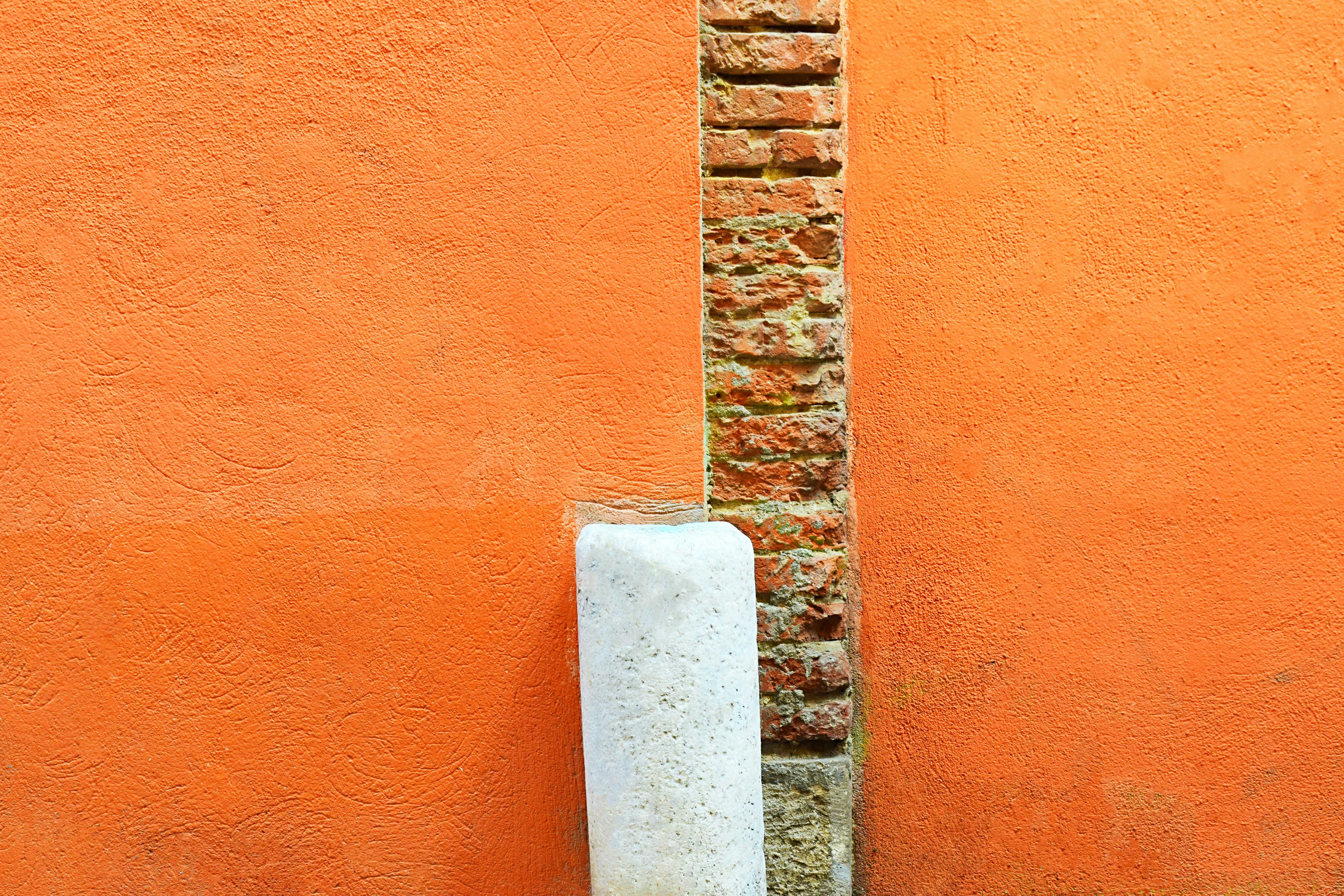 parede de concreto laranja