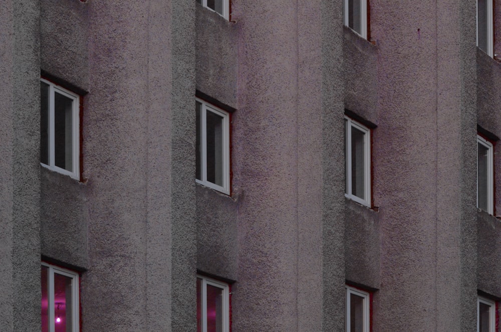 graues Gebäude mit Fenstern