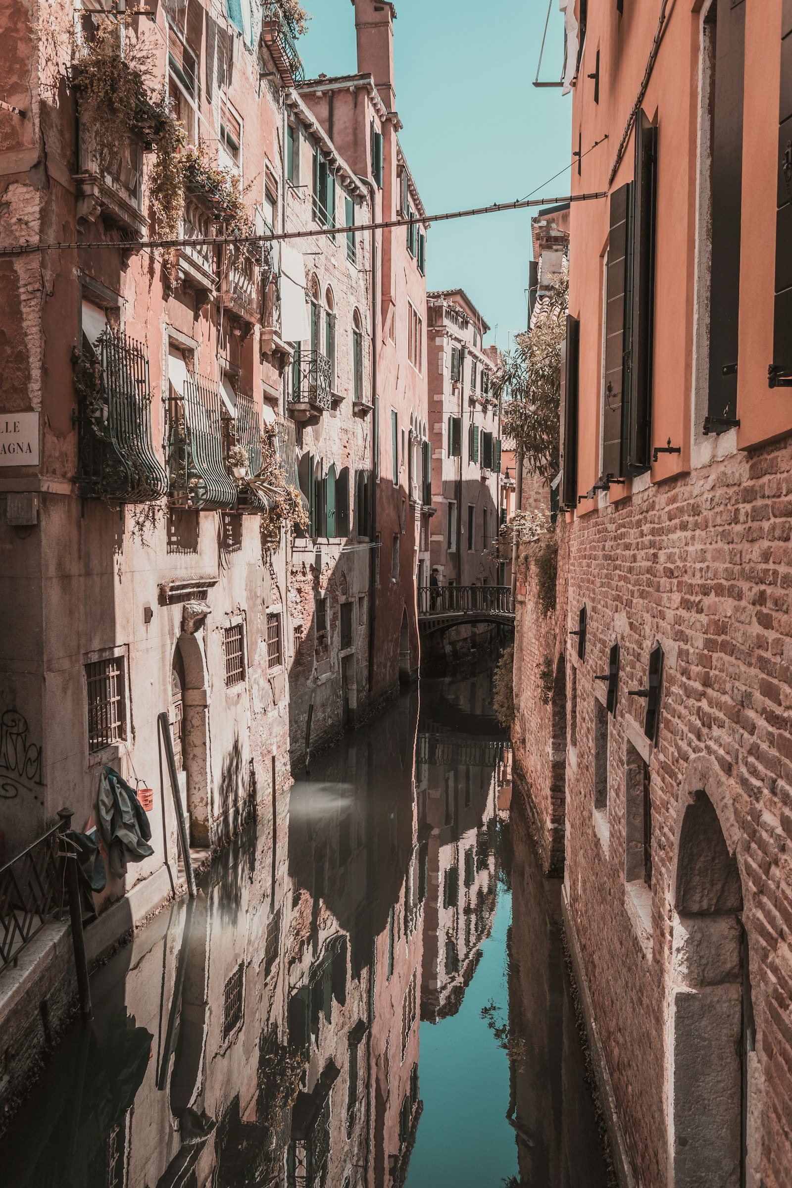 Canon EF-M 22mm F2 STM sample photo. Canal between brick buildings photography