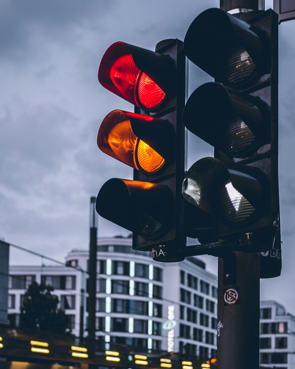 Straßenampeln auf Rot und Orange