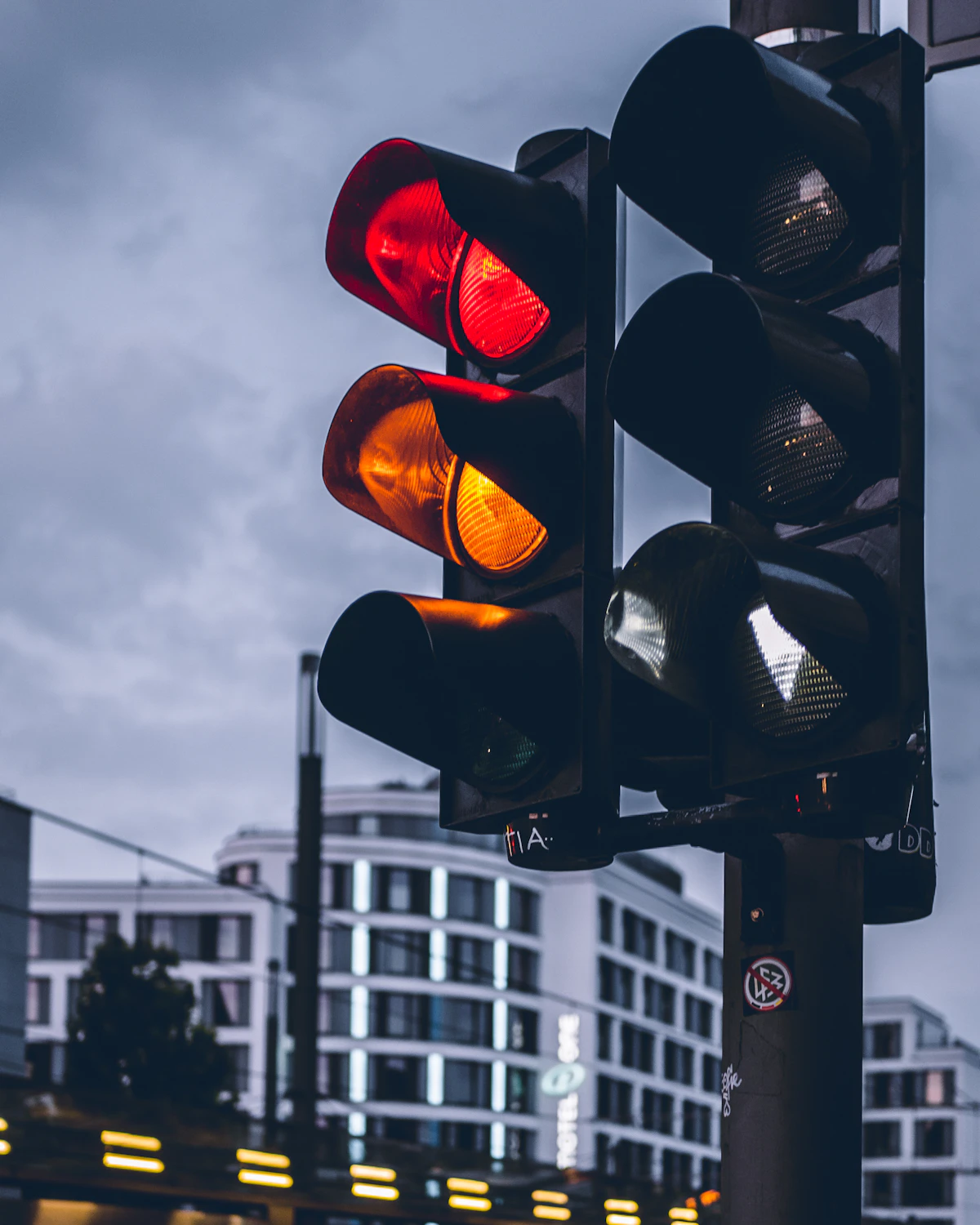 Lampu lalu lintas menyala merah dan oranye