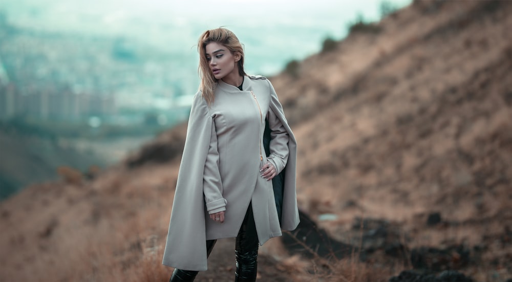 woman wearing gray long-sleeved coat