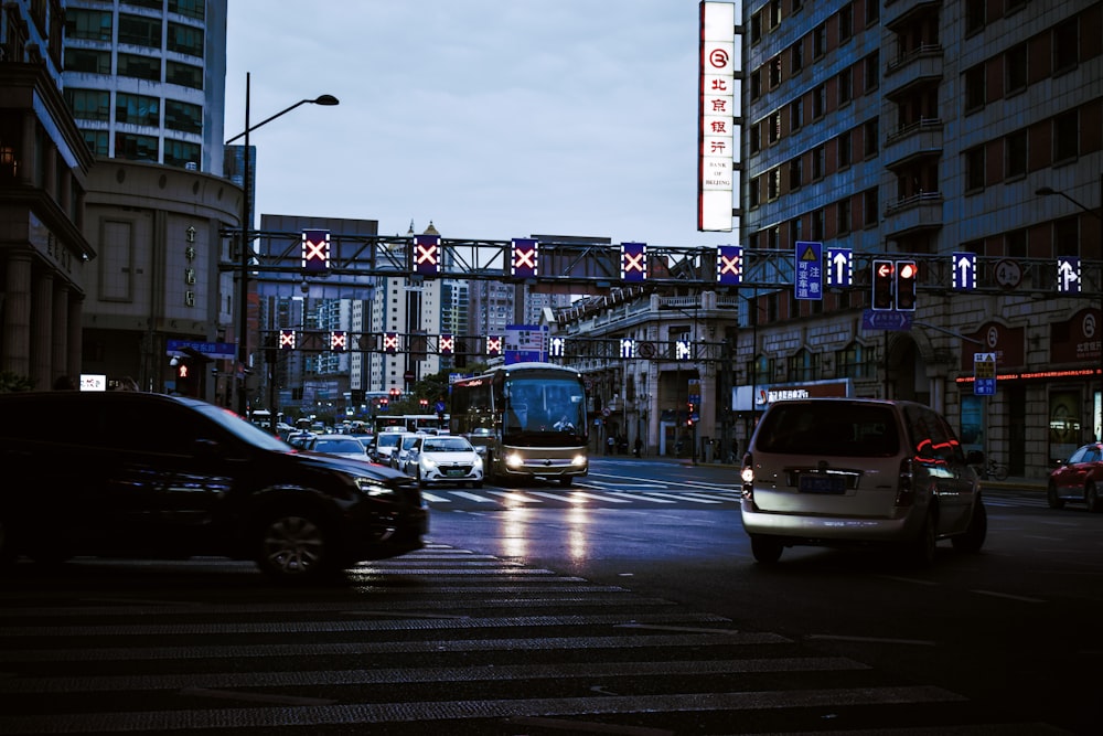 Fahrzeuge in der Nähe von Gebäuden