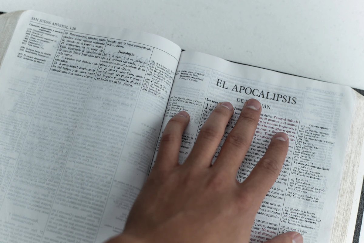 Estudiante rindiendo un examen a mano en un cuadernillo azul