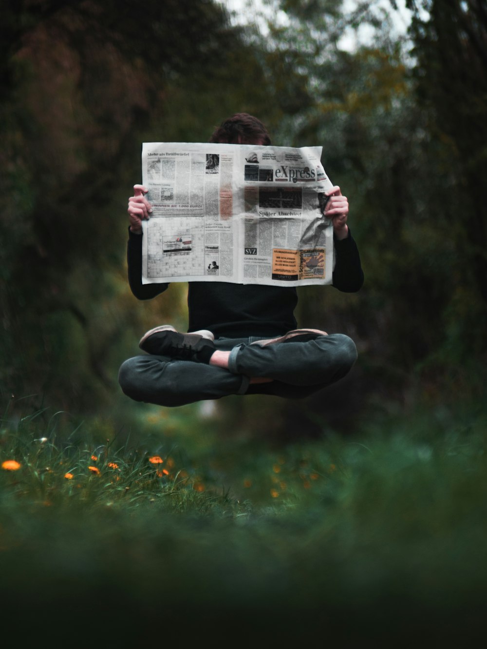 Person, die tagsüber eine Zeitung in der Hand hält