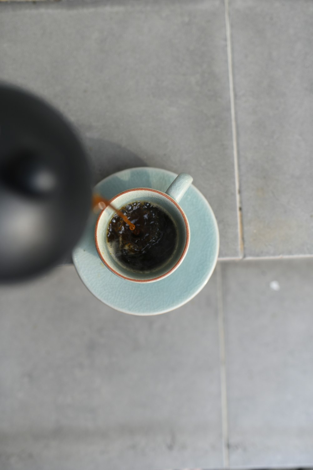 white ceramic coffee cup close-up photography