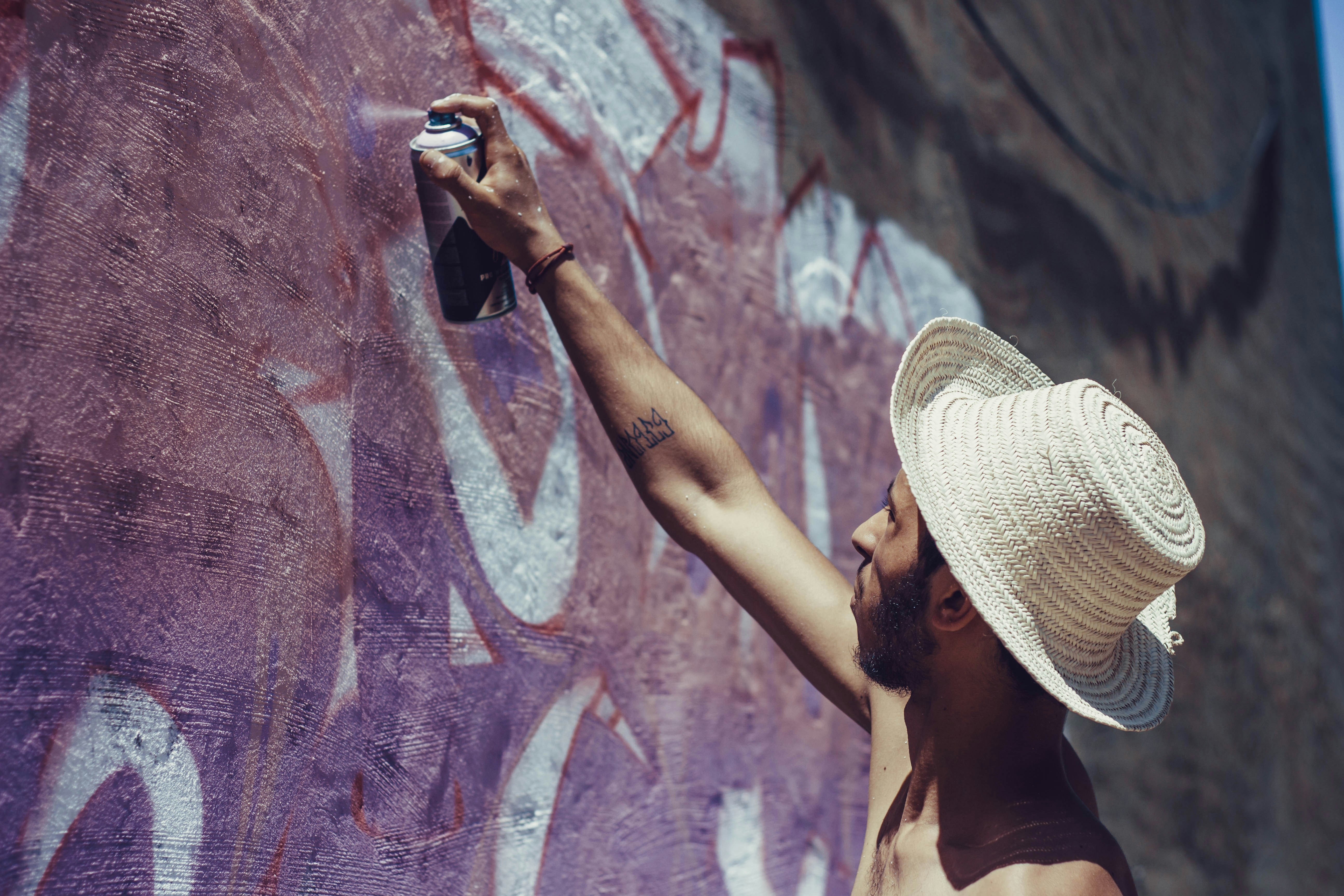 Pintura de hombre en la pared