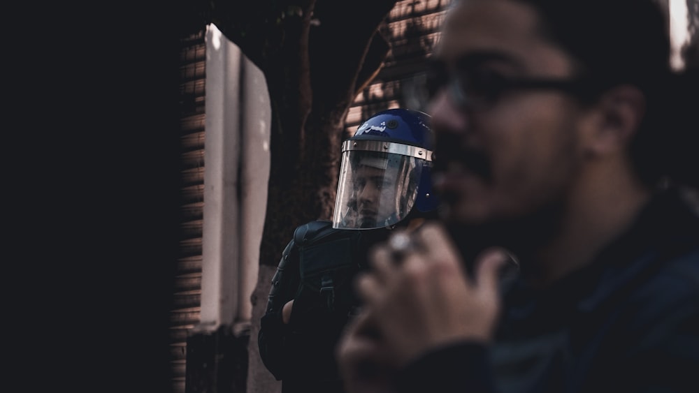 homem usando capacete de proteção preto