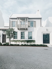 white house during daytime