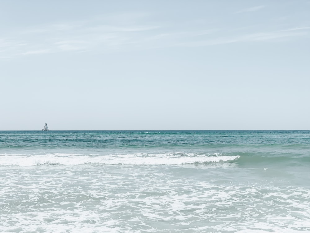 sea waves at daytime