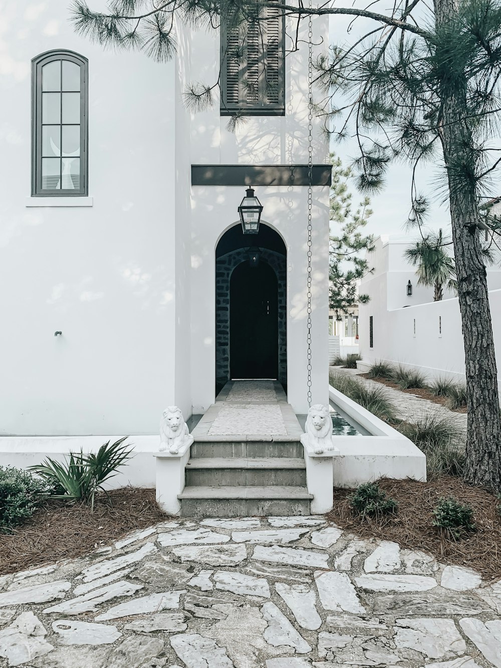 edificio de hormigón blanco durante el día fotografía de primer plano