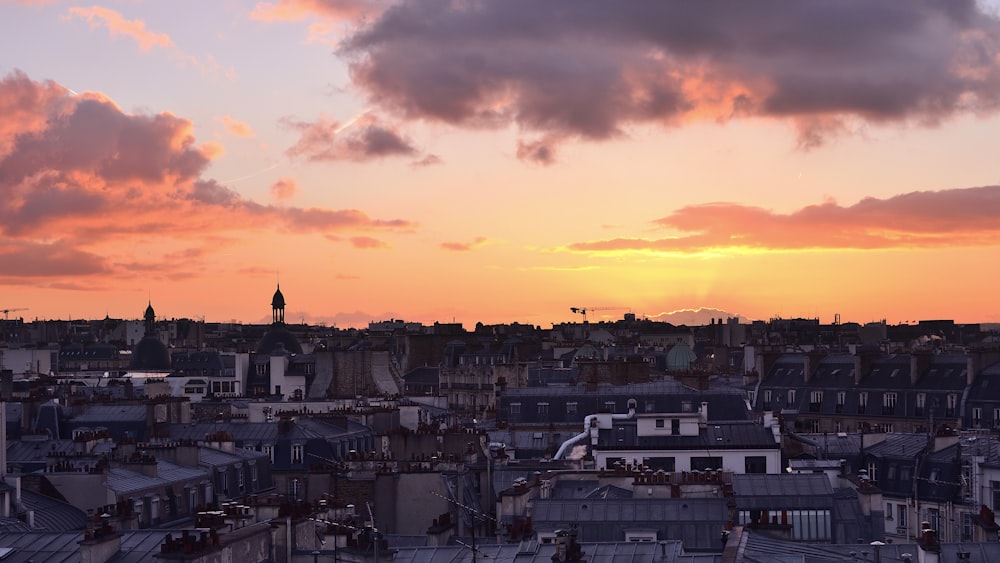 Photo aérienne de bâtiments sous un ciel nuageux pendant la journée