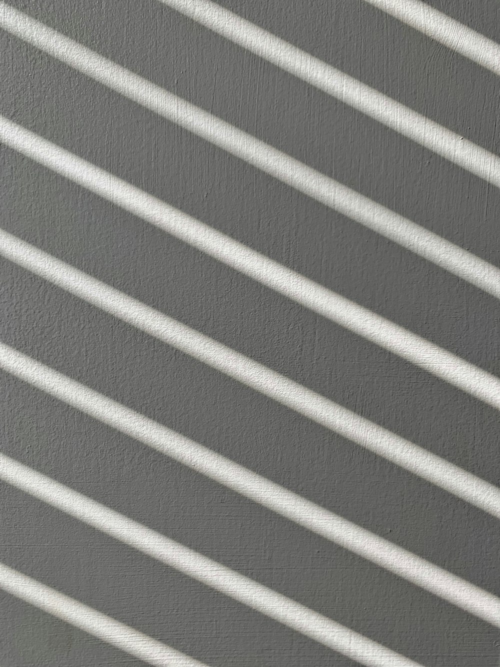 weiß und grau gestreiftes Textil