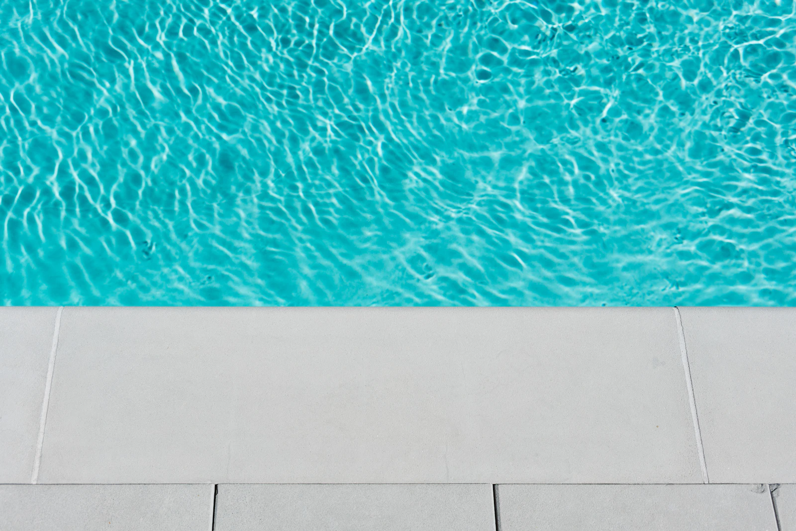 Piscina com água cristalina, manutenção profissional Americana