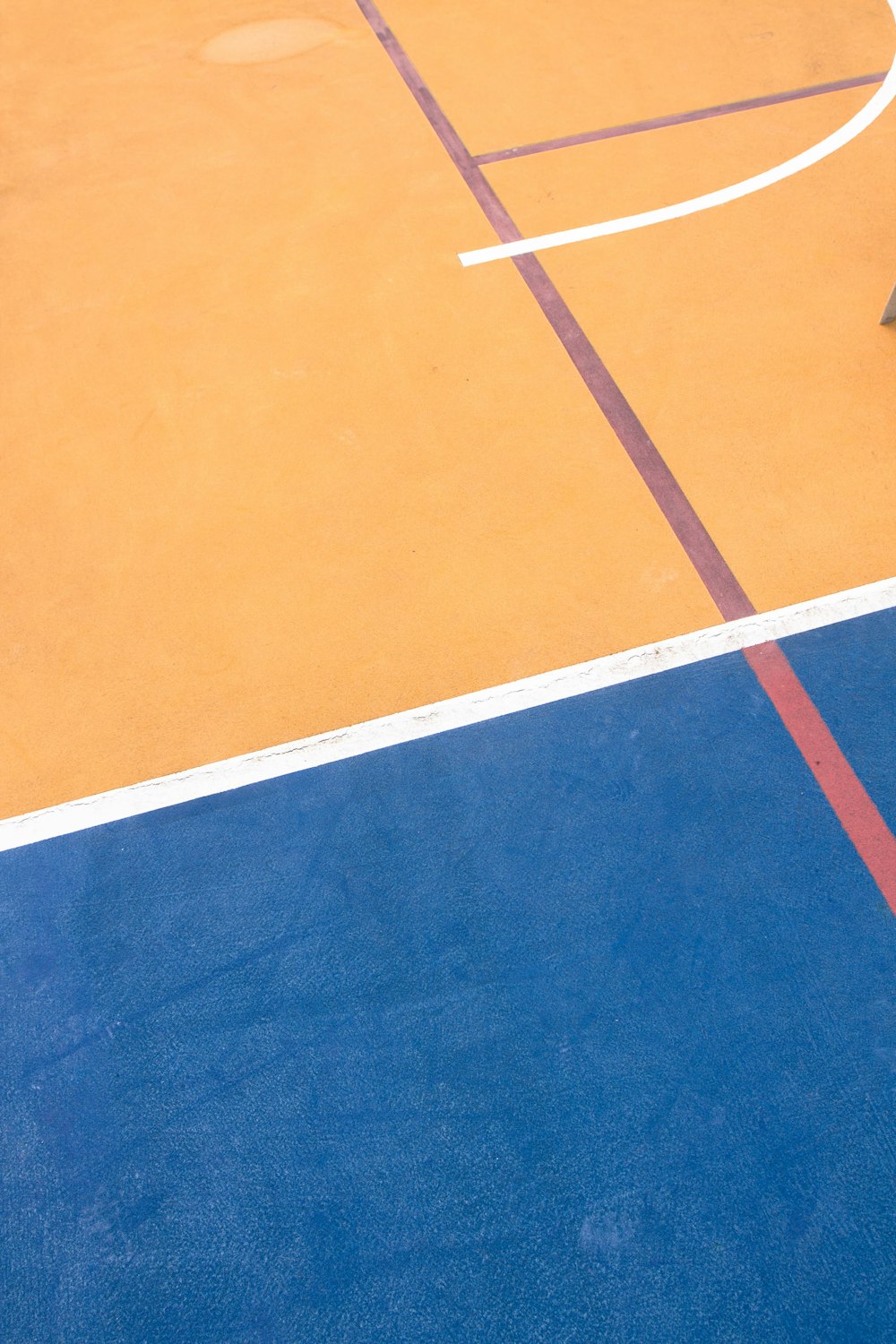 um homem em cima de uma quadra de basquete segurando uma raquete