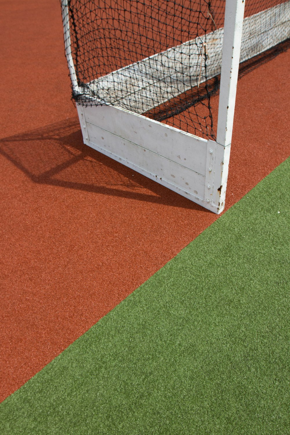 Un primo piano di una rete da tennis su un campo