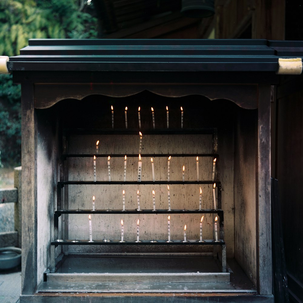 Foto mit flachem Fokus von brennenden weißen Kerzen