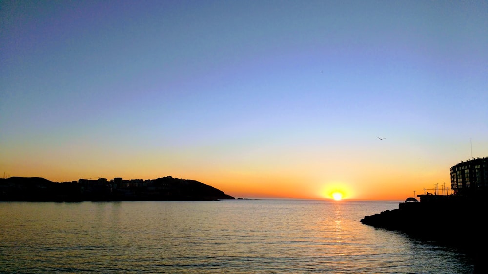 mare calmo e montagna durante l'alba