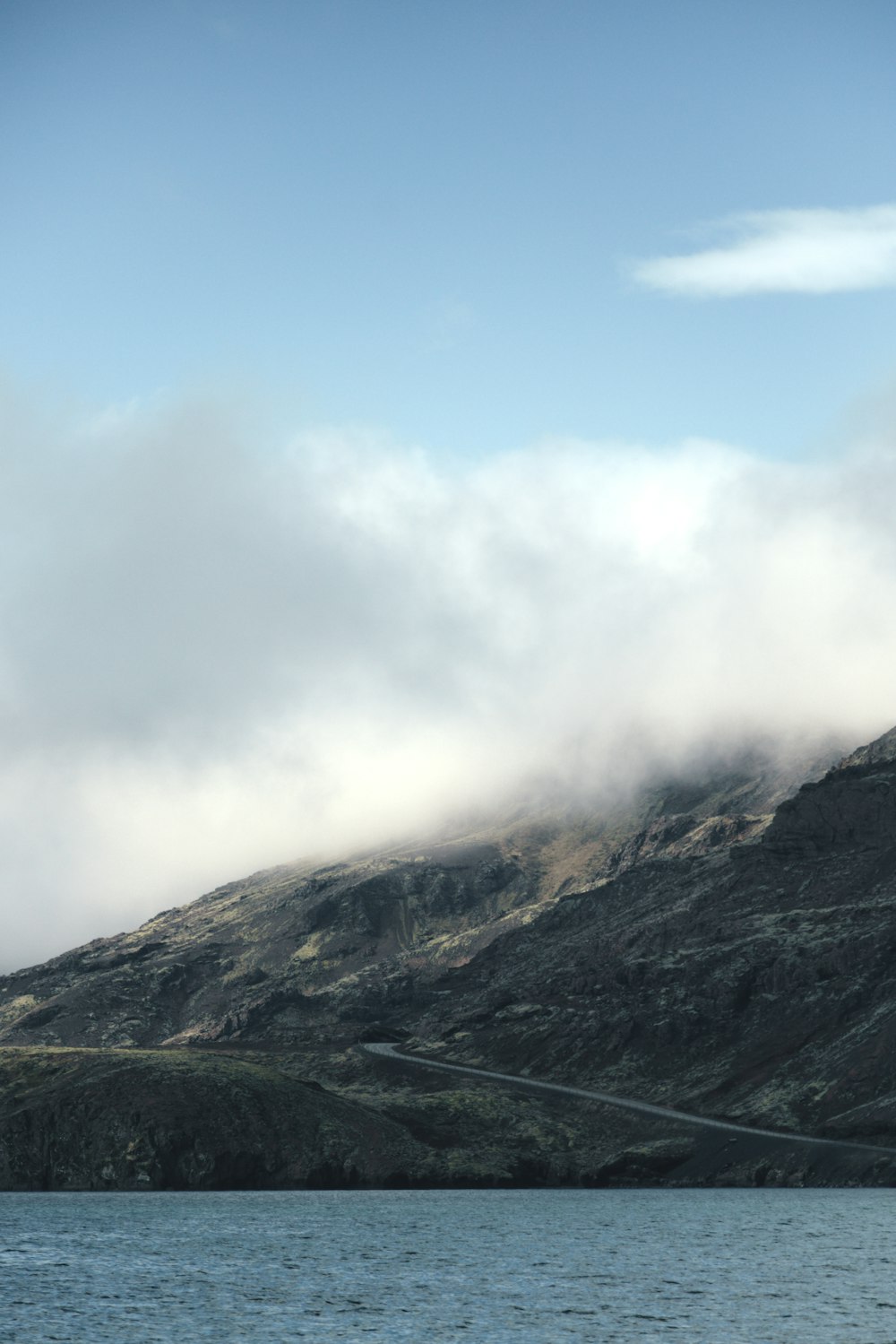 montagna verde con le nuvole