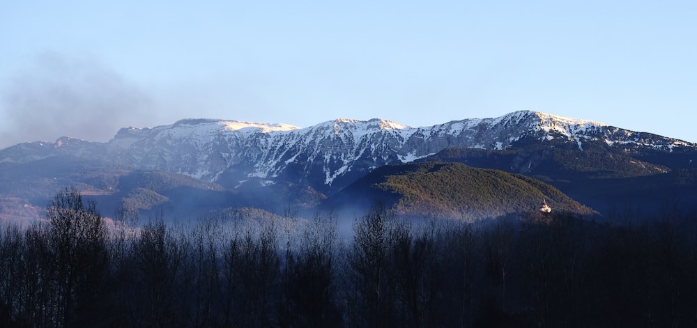 Alpes montañosos durante el día