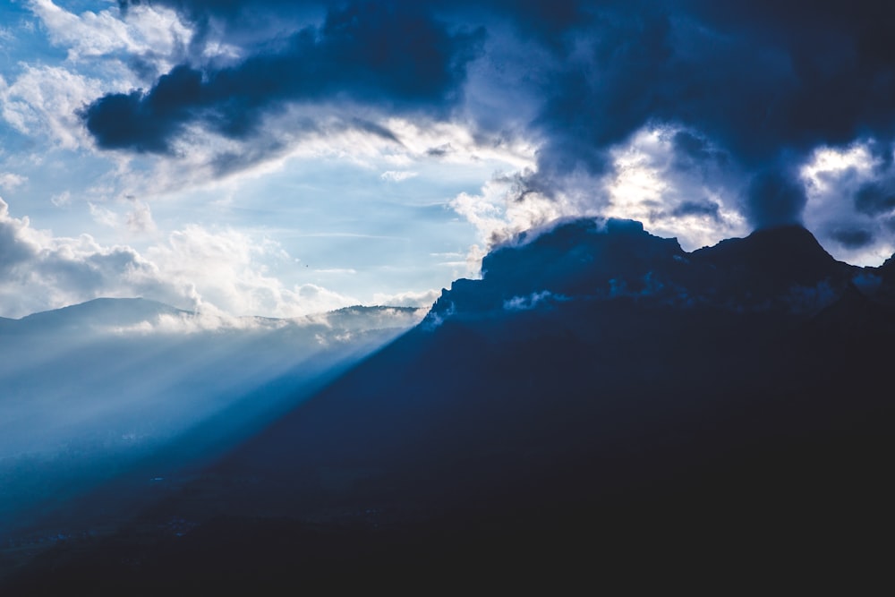 fotografia aerea di montagna sotto il cielo nuvoloso