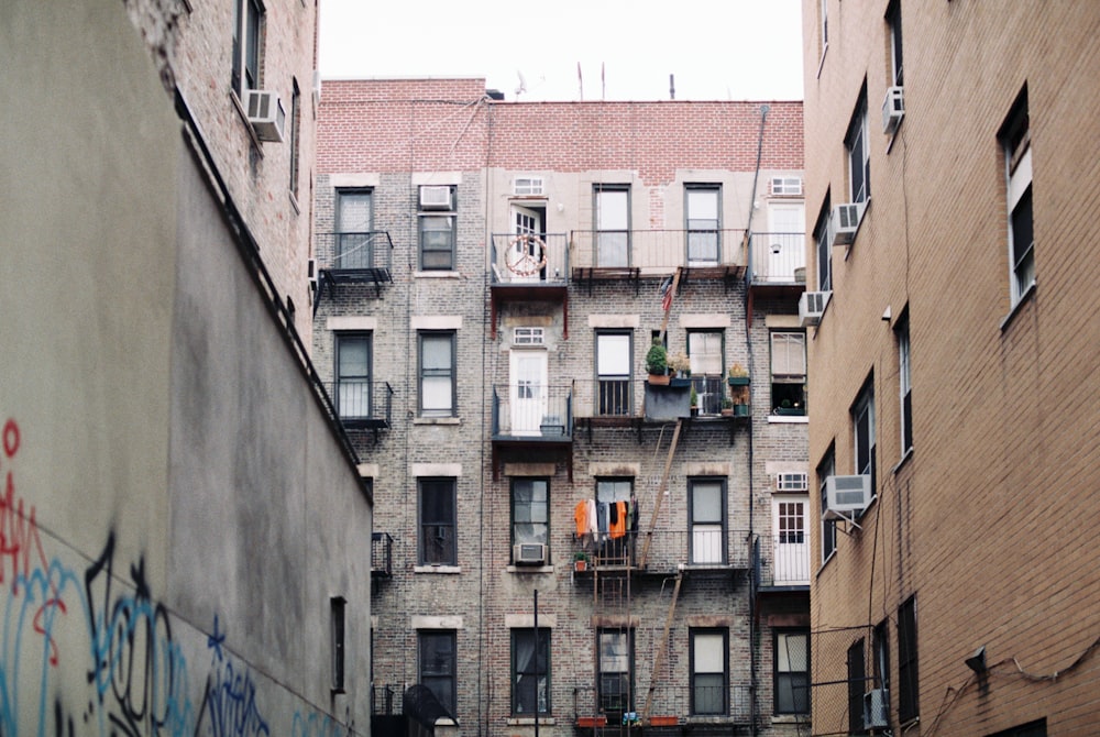 gray concrete building