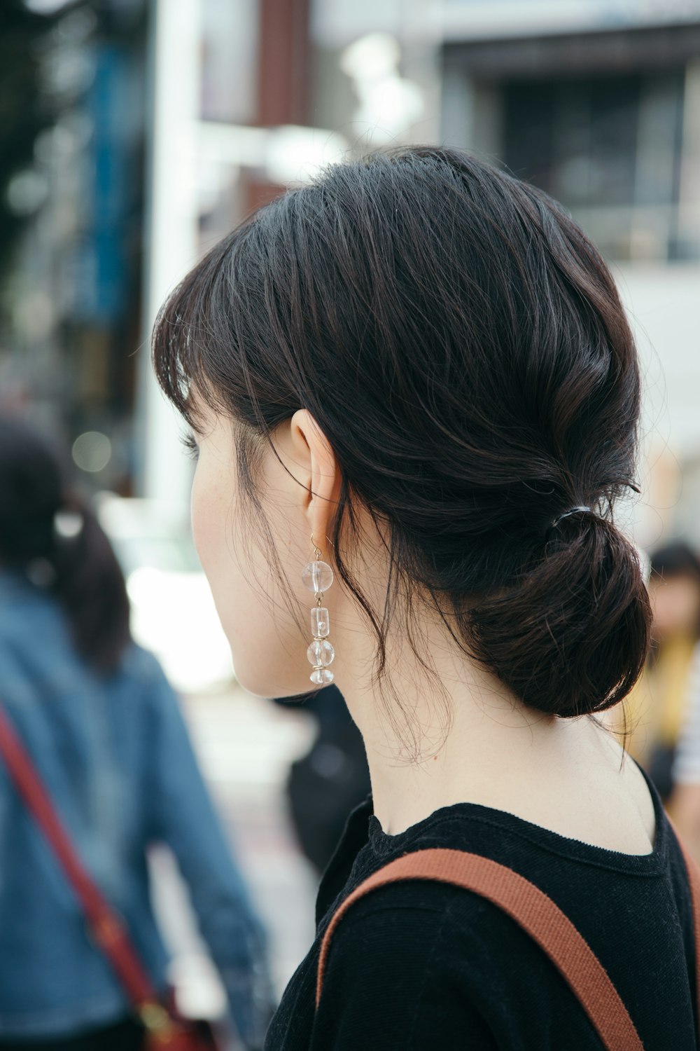 woman wearing black shirt