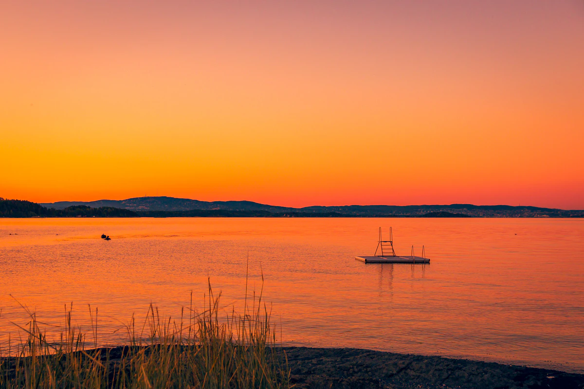 Badeflåte i solnedgang i Asker
