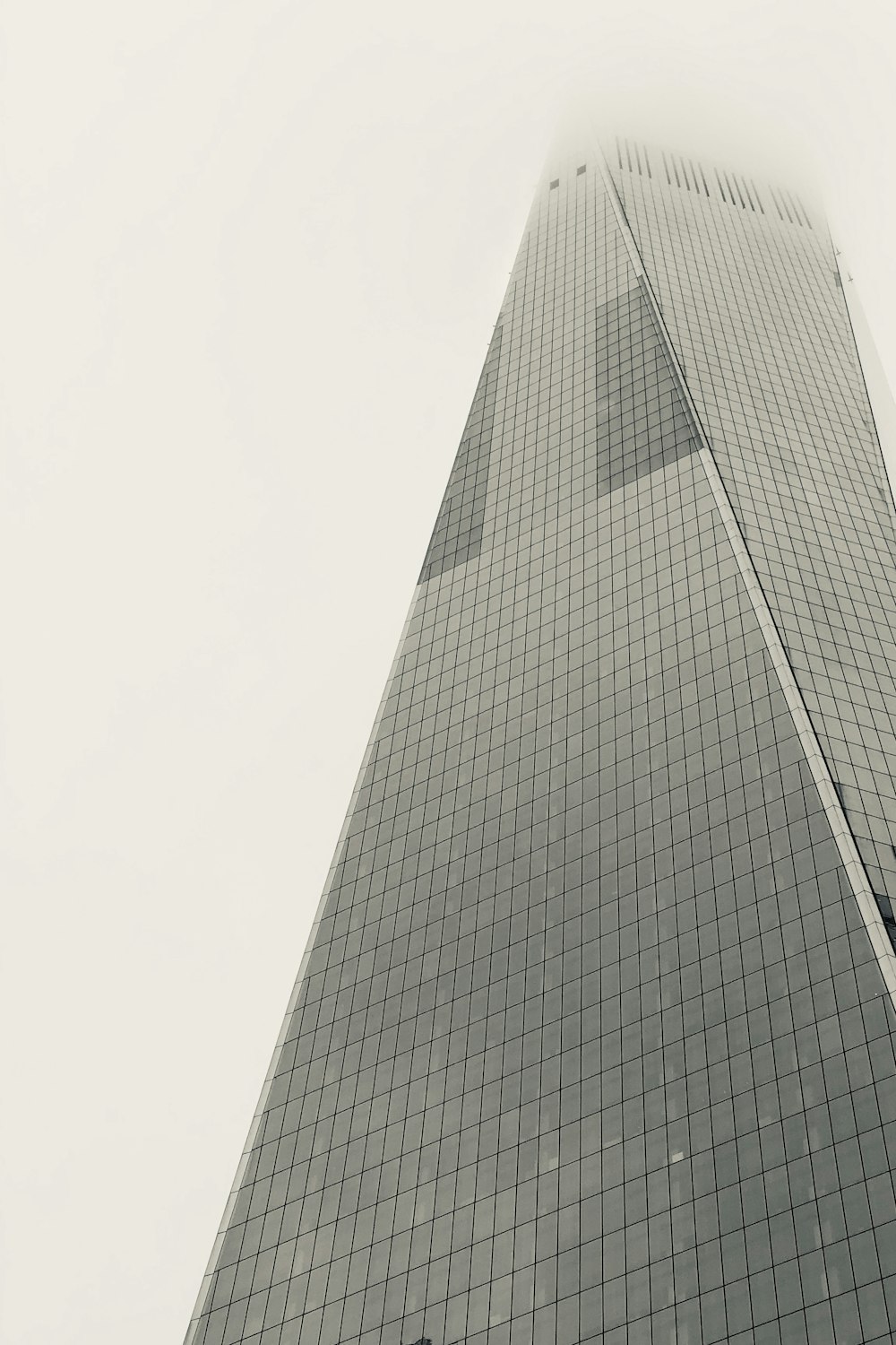 ガラス張り高層ビルのローアングル撮影