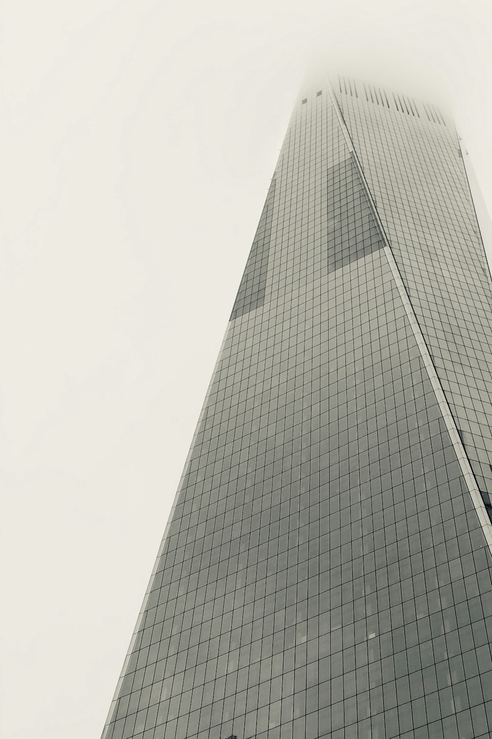 Fotografía de ángulo bajo de un edificio de vidrio de gran altura