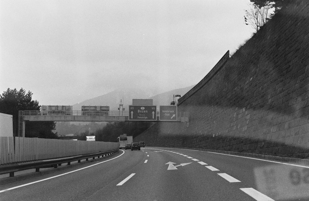 Fahrzeug auf der Straße Graustufenfotografie