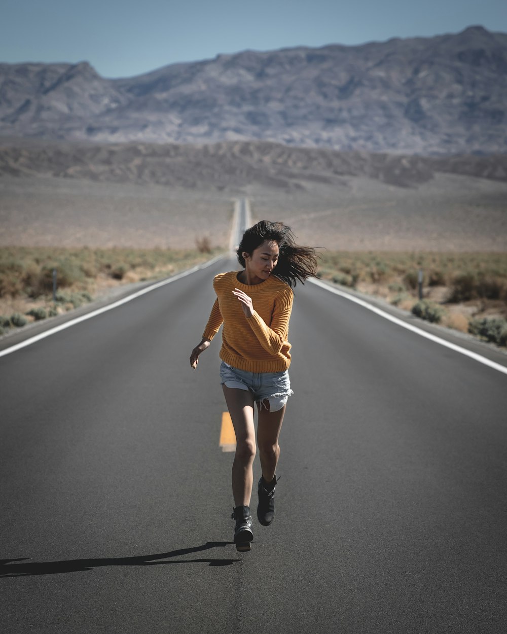 昼間、道路を走る女性