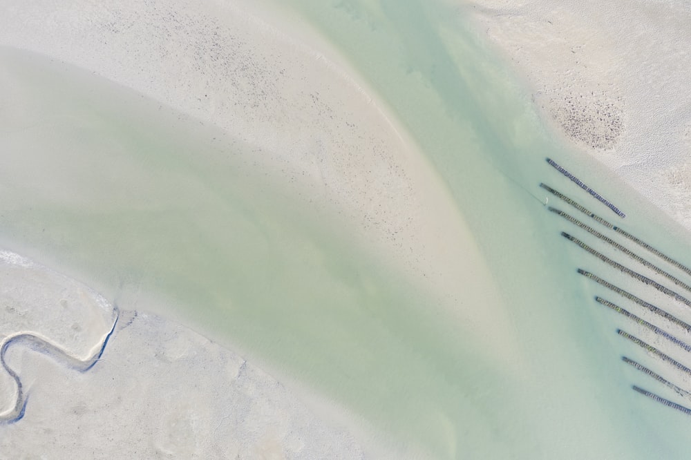 une vue aérienne d’une plage avec un tas de lignes dans le sable