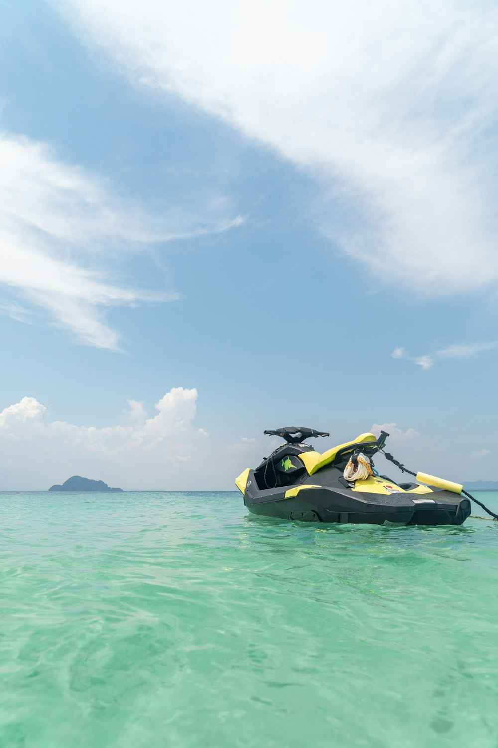 Gelbes und schwarzes Wassermotorrad auf dem Wasser