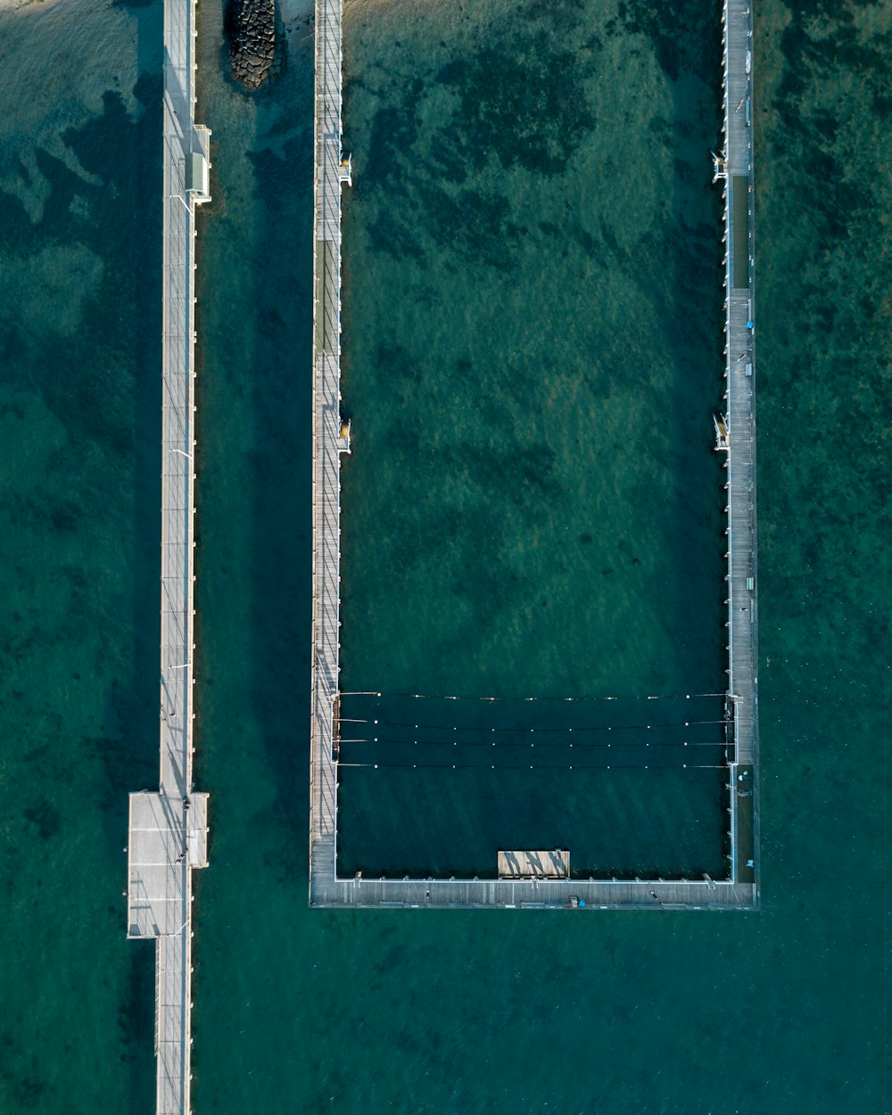 green and white bridge