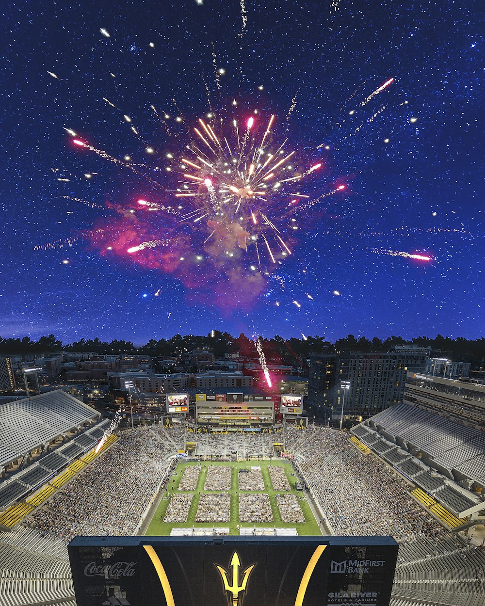 Vista aérea de pessoas no estádio assistindo fogos de artifício