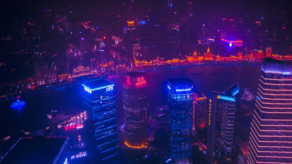 fotografia de alto ângulo da cidade durante a noite