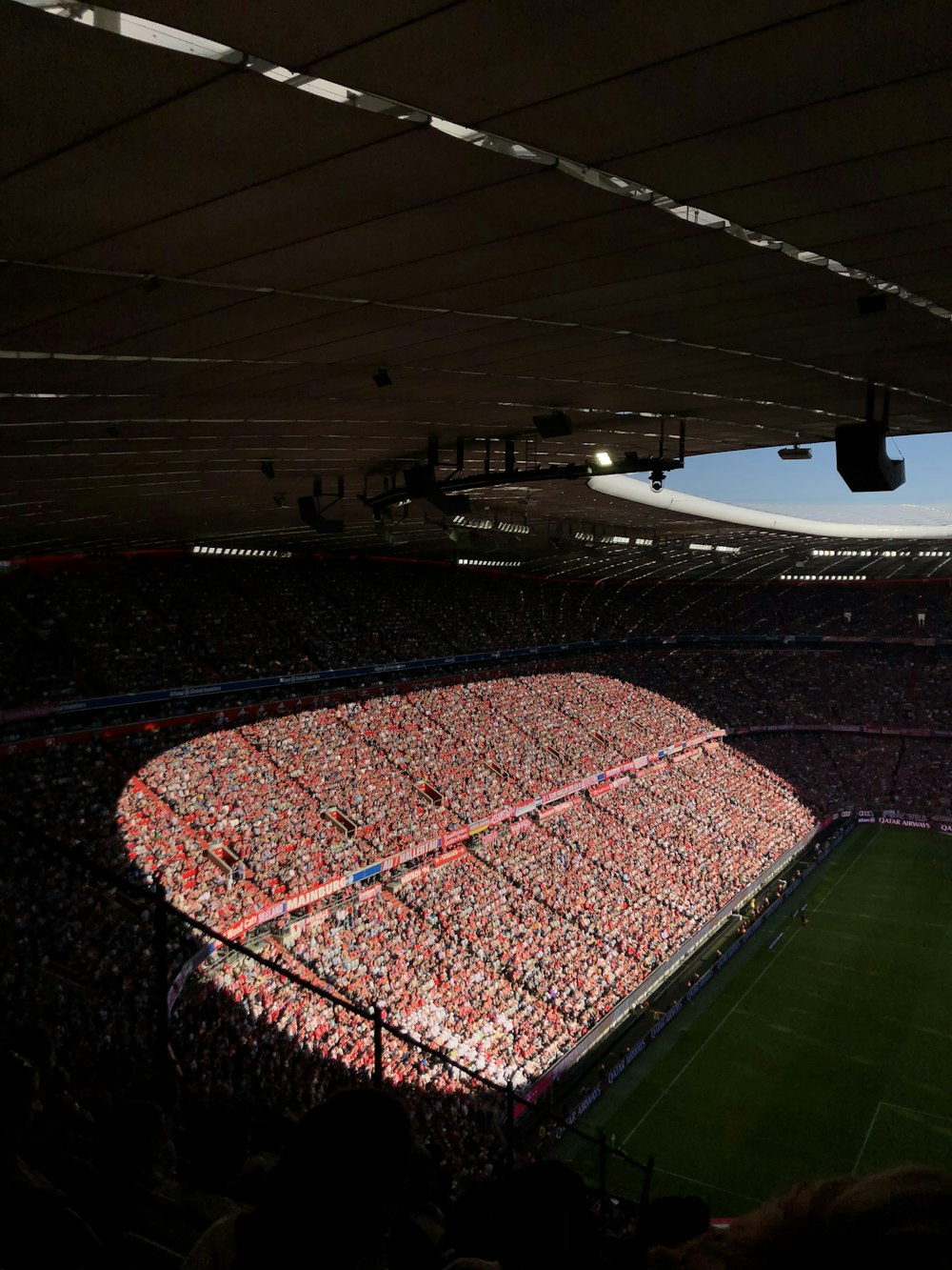 persone che si radunano all'interno dello stadio durante il giorno