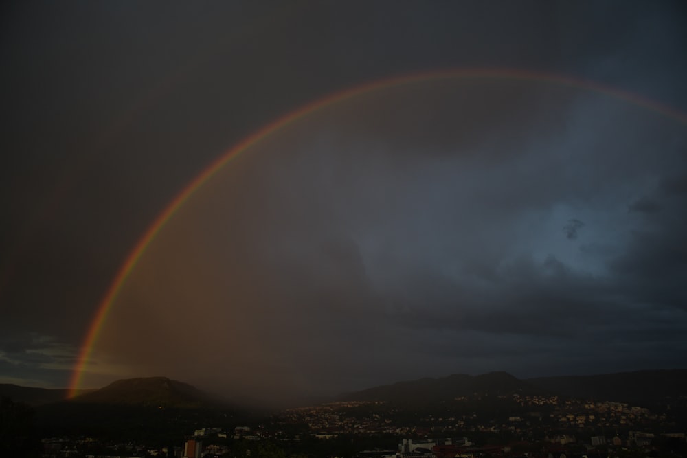 arco iris sobre una ciudad durante la noche