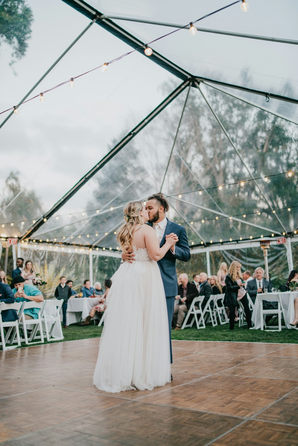 Newly wed coupe dancing