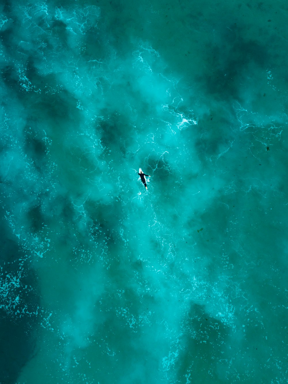 homme surfant pendant la journée