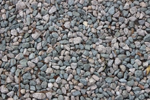 Graviers calibrés pour béton — galets gris et bleus