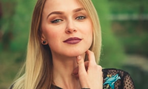 woman wearing black long-sleeved top